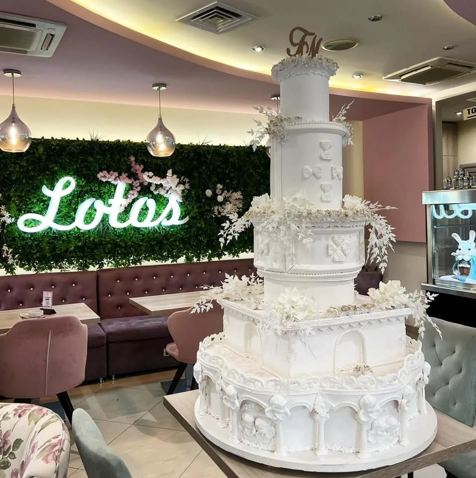 Lotos Caffe Poslastičara — svadbena torta, Niš