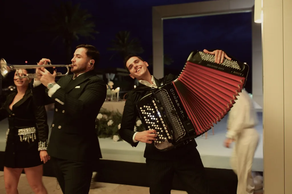 CHEGI BEND — truba i harmonika na večernjoj proslavi na otvorenom