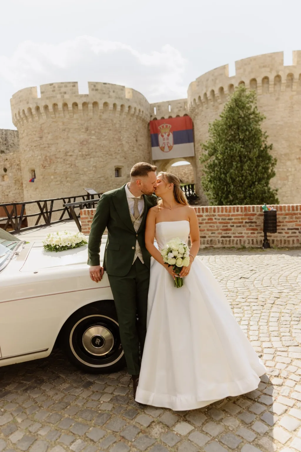 Mladenci ispred tvrđave na Kalemegdanu — Tatomirov Photography, fotograf za venčanje Beograd