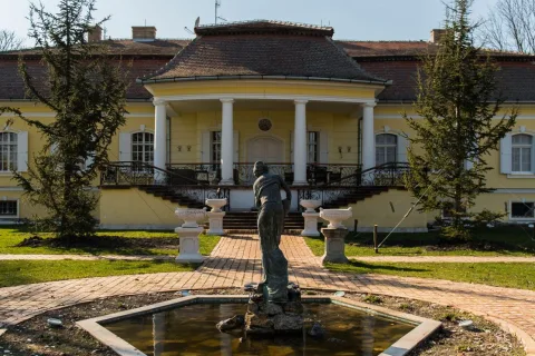 Kaštel Schulhoff — sala za venčanje Senta